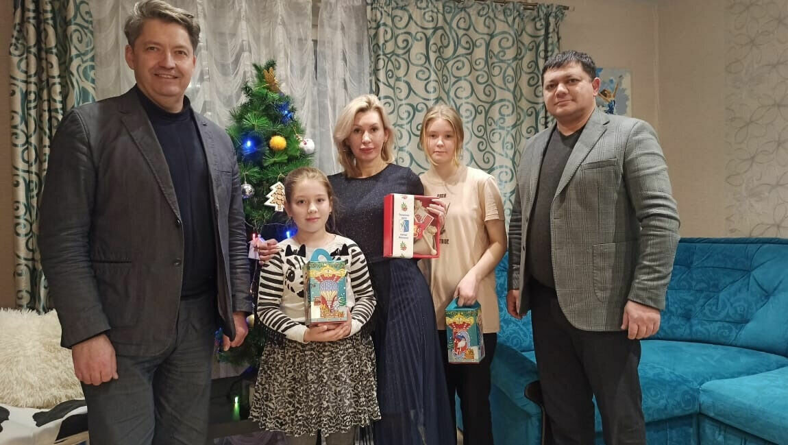     Глава Ижевска Олег Бекмеметьев принял участие во всероссийской благотворительной акции «Елка желаний», и сорвал с дерева шарик с мечтой второклассницы Дарьи Тюриковой.