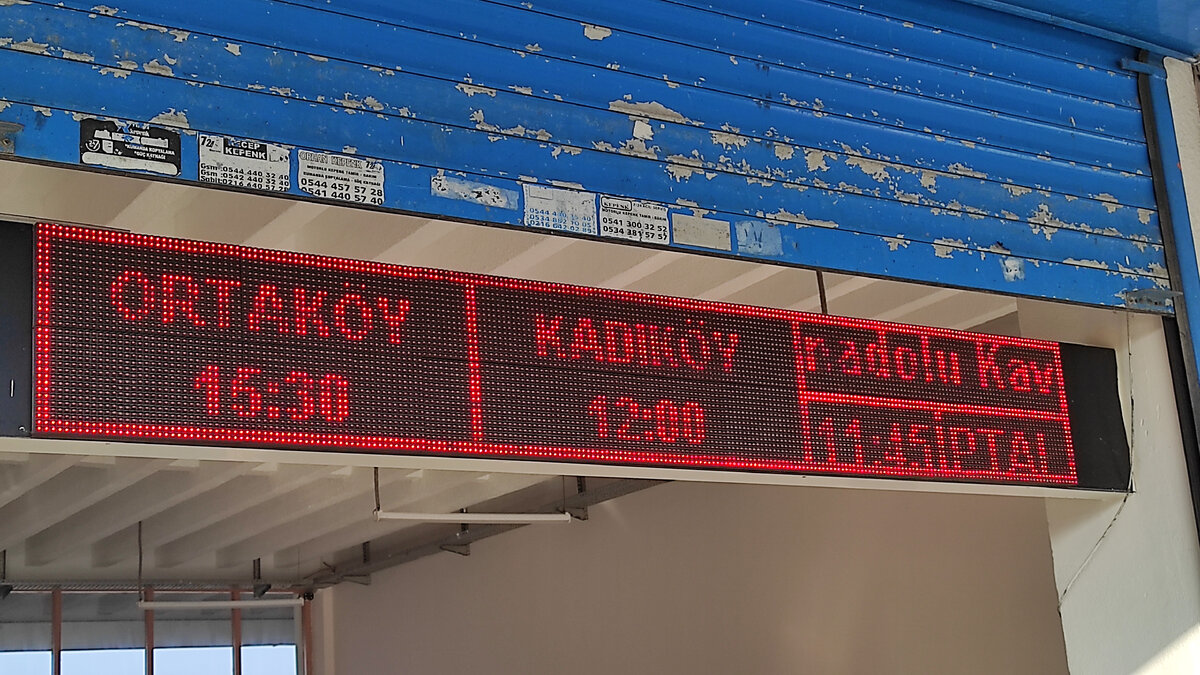 Паром отменили. Электронное табло на остановках. Электронное табло на остановках общественного транспорта. Информационные табло на остановках в Москве. Электронное табло на остановках в Москве.