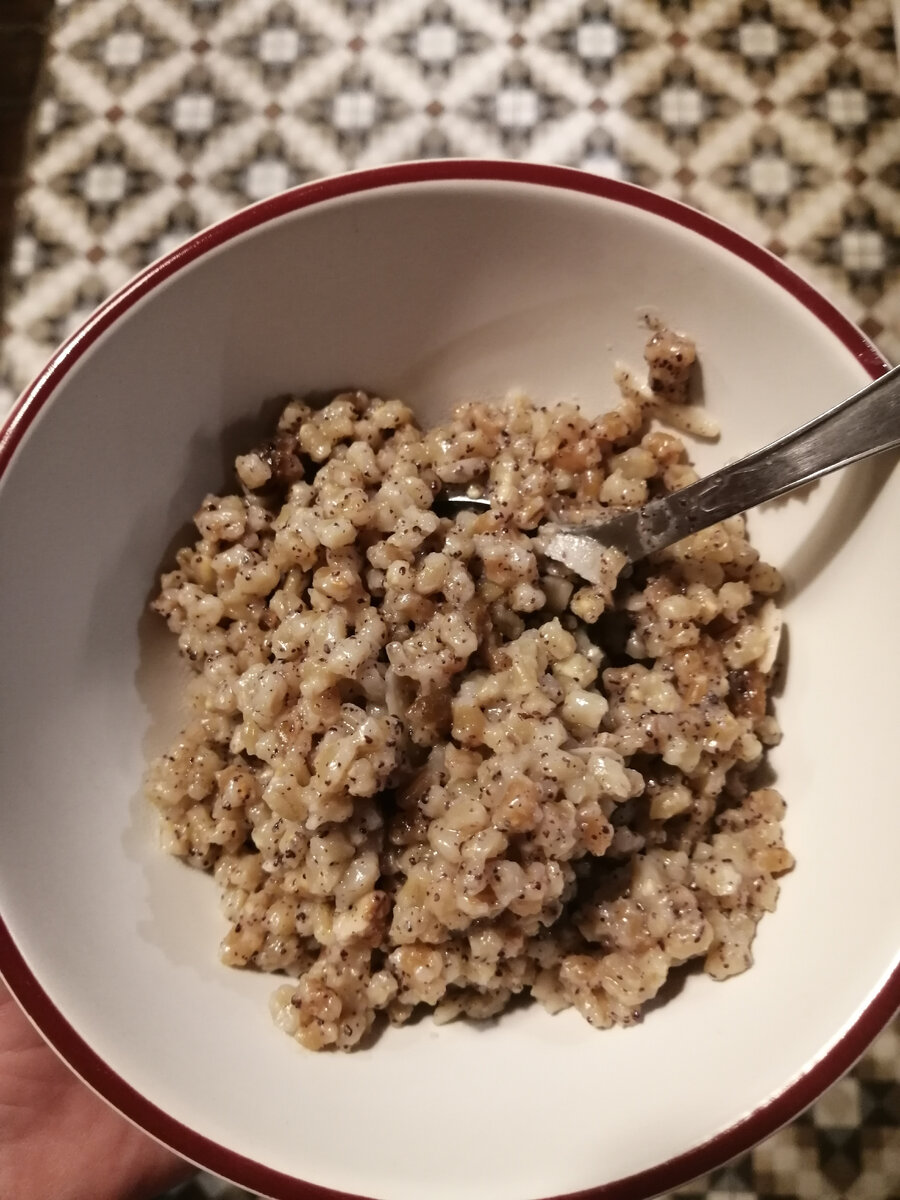 А ещё её очень просто и приятно готовить в мультиварке. Пара стаканов воды и час времени. 