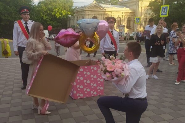 Предложение руки и сердца. Фото группы «Политех Платова»