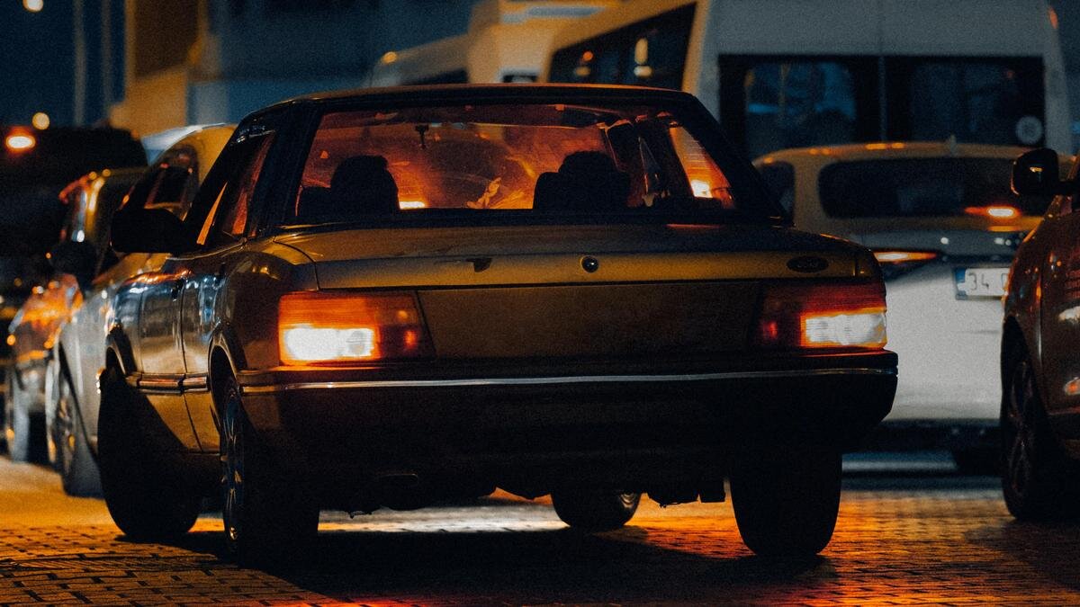   Автомобили едут по дороге:pexels.com
