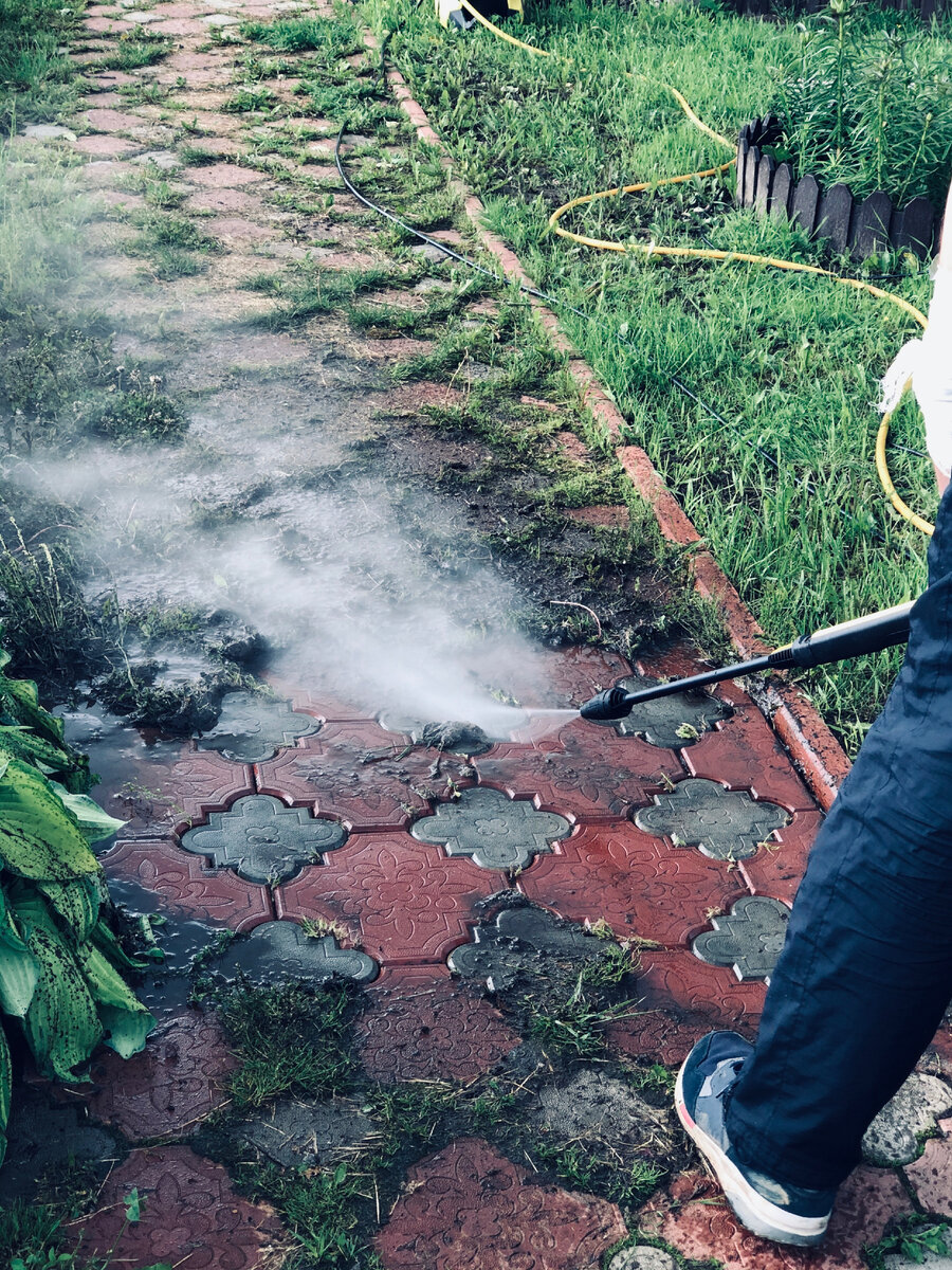 Чистка дорожки Керхером. 