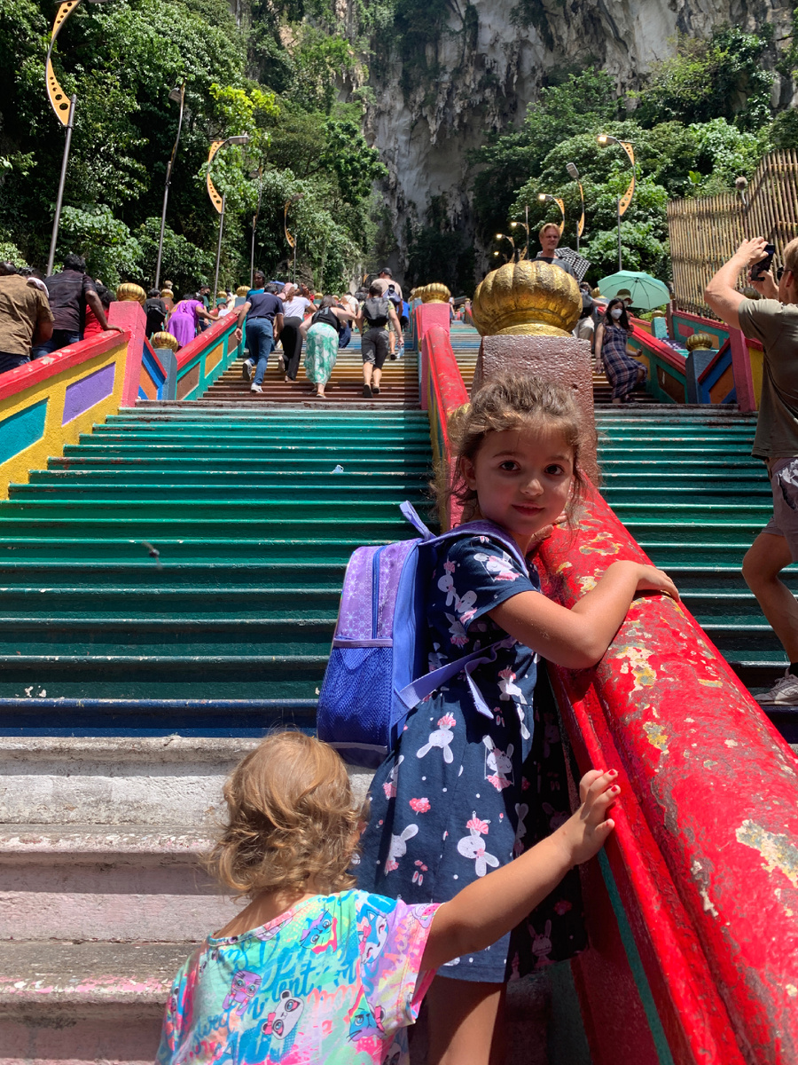 Batu Caves. Место подомничества. Храм и длинные ступени к святыне