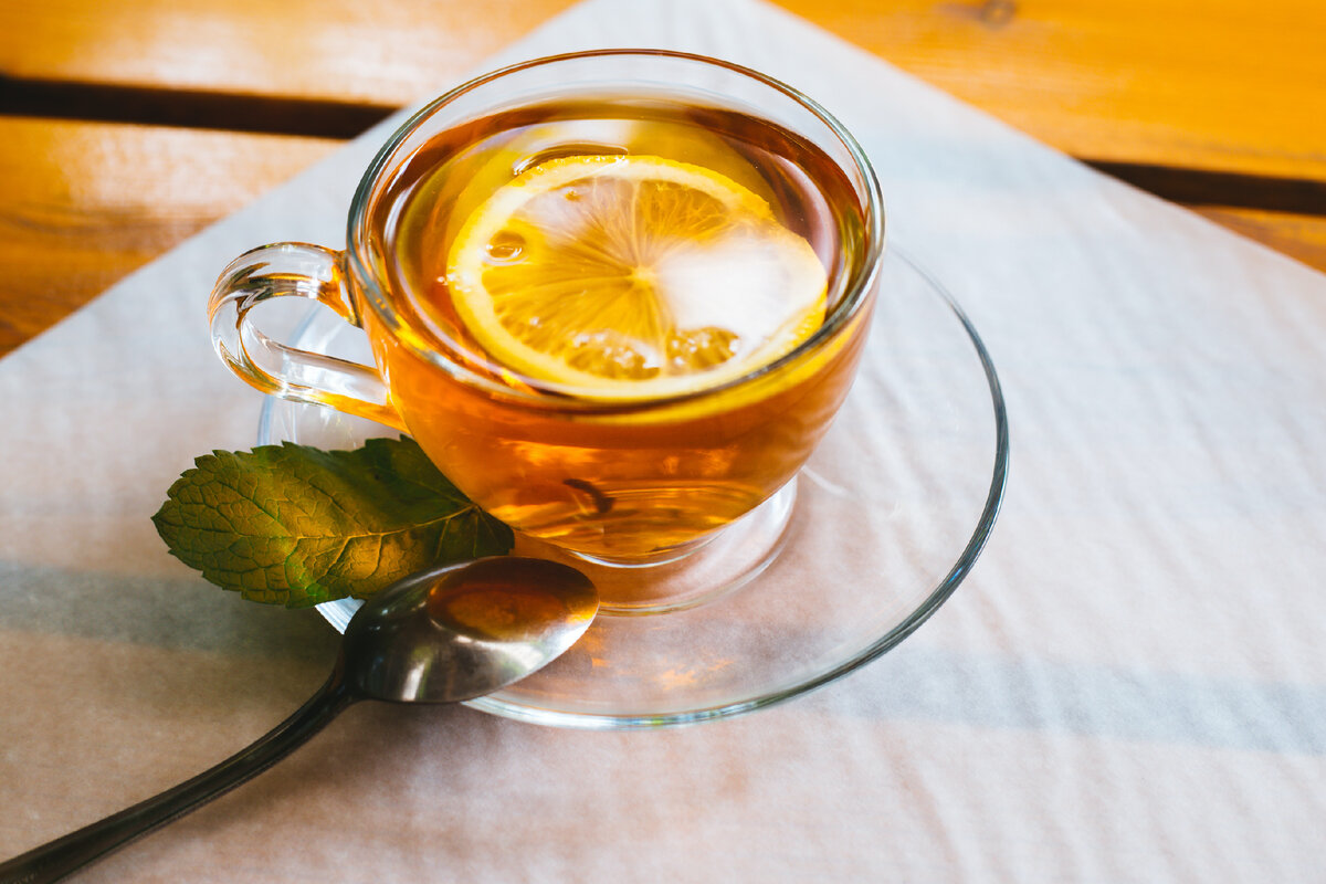 Чай с лимоном каждый день. Красивые фото чая с лимонными дольками. Чай с лимоном польза для детей. Простуда чай с лимоном прикол. Витамин c во время простуды.