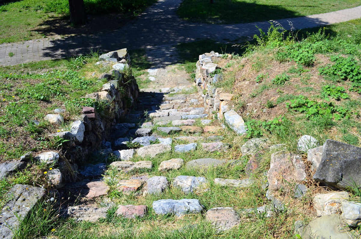 Старые ступени возле крепости