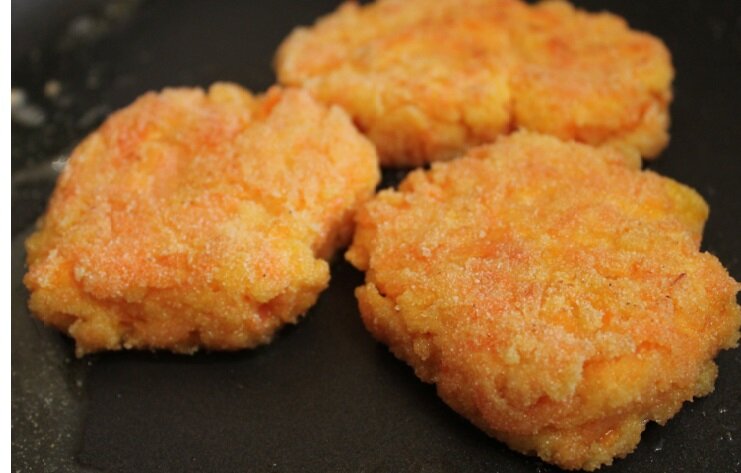 Морковные котлеты с манкой с яйцом. Морковные котлеты сладкие как в детском саду. Морковная котлета польза для беременных.