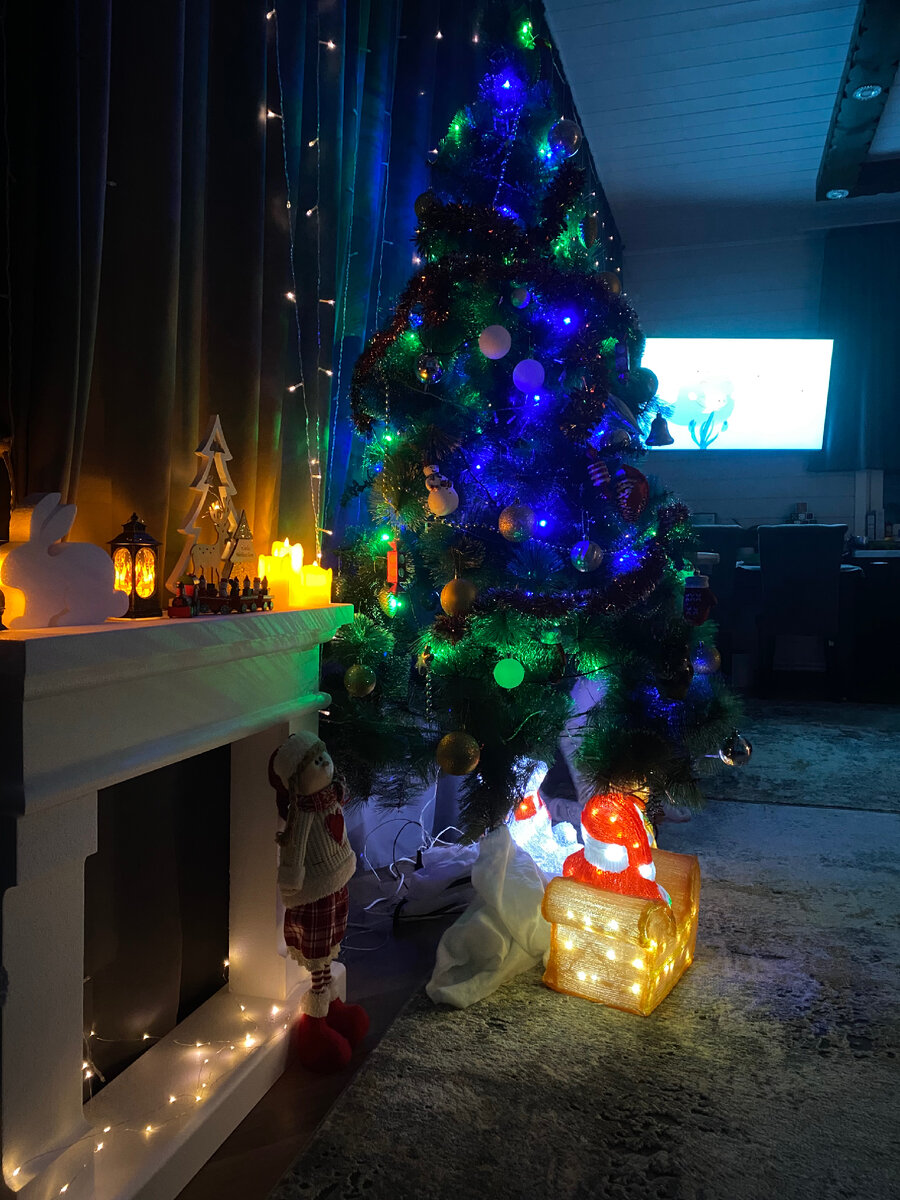 Вот такая елочка у нас была. Камин из пенопласта) чисто для фоток поставила и украсила