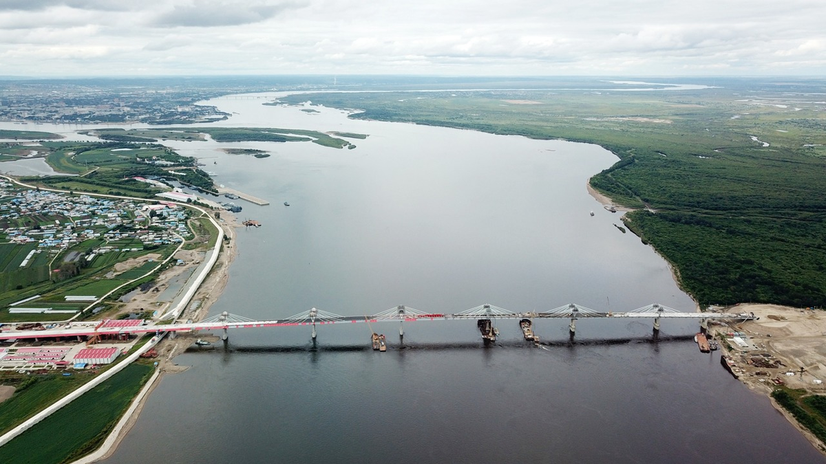 Река Амур Благовещенск и Хэйхэ. Мост Благовещенск Хэйхэ. Хэйхэ и Благовещенск через реку Амур. Река Благовещенск Хэйхэ.