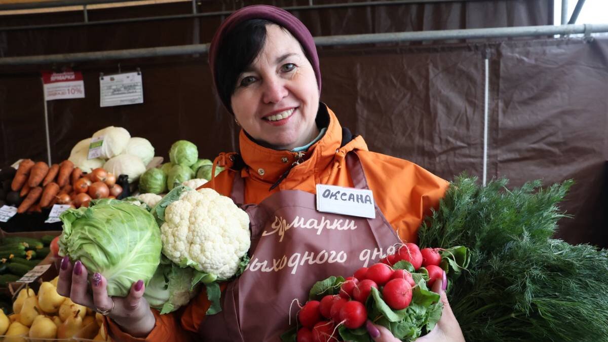    Продавец овощного отдела ярмарки выходного дня Оксана Каракозова / Фото: Виктор Хабаров / Вечерняя Москва