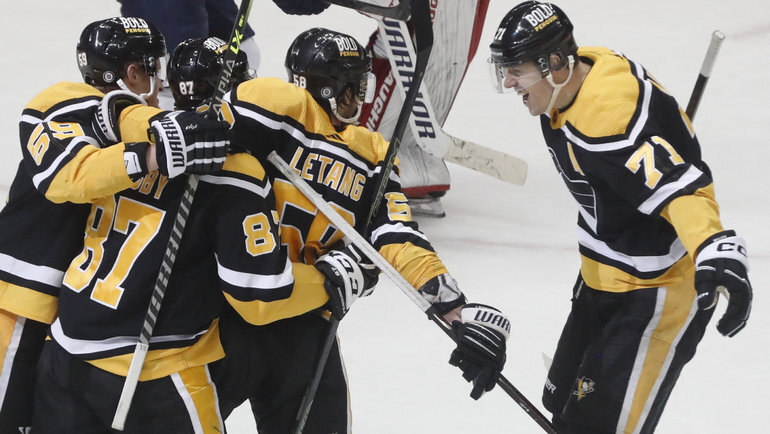    Форвард «Питтсбурга» Евгений Малкин (справа) празднует заброшенную шайбу. USA Today Sports