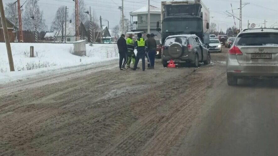     В сети появились фотографии с места ДТП. На месте работали сотрудники ГИБДД и бригада скорой помощи.