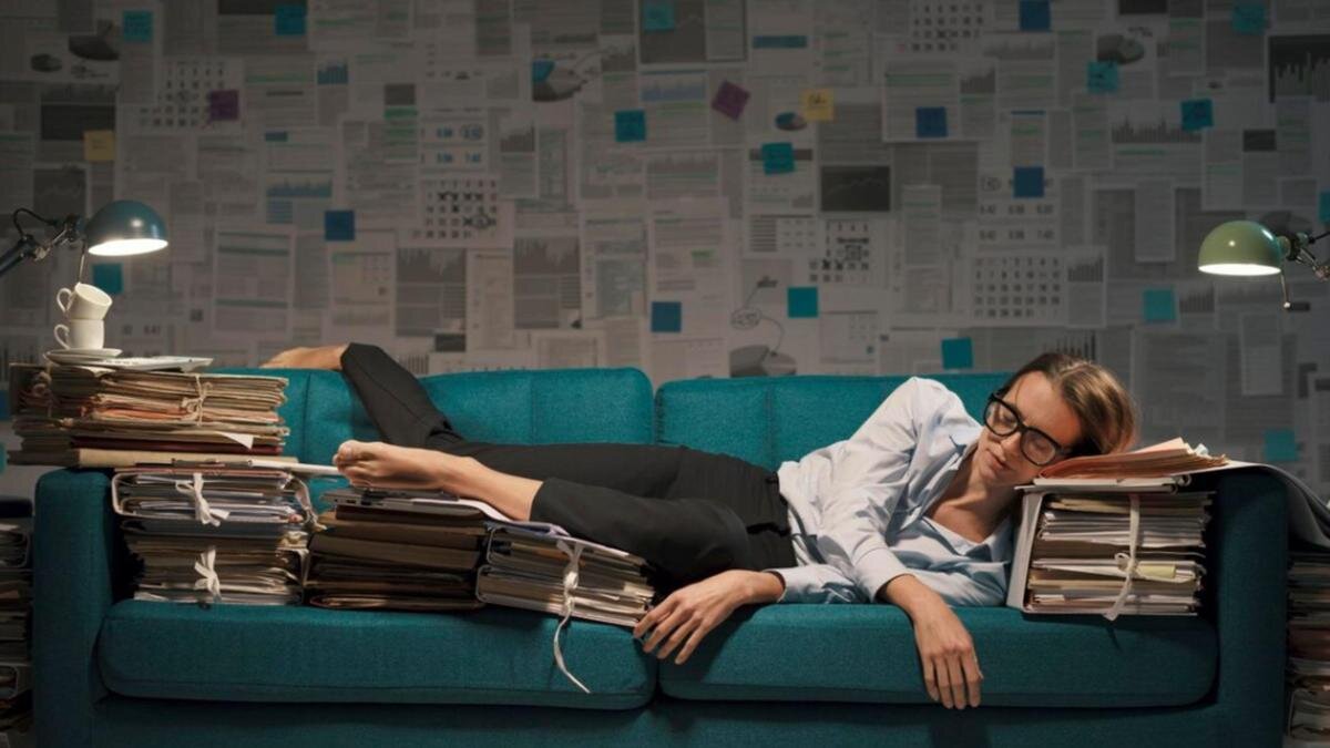    Девушка спит лежа на рабочих документах:Freepik