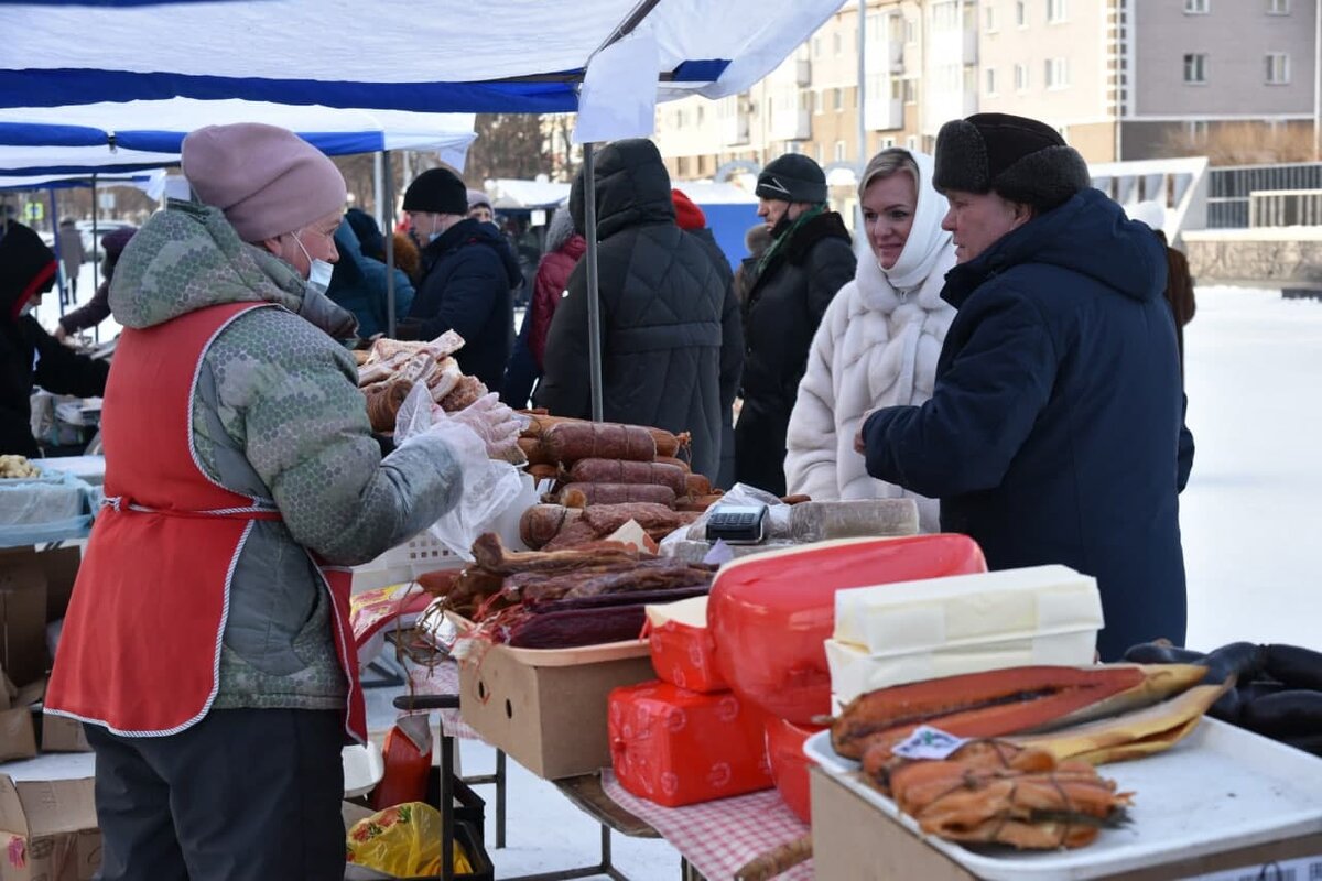 На ярмарке. Фото: пресс-служба администрации правительства Кузбасса. 