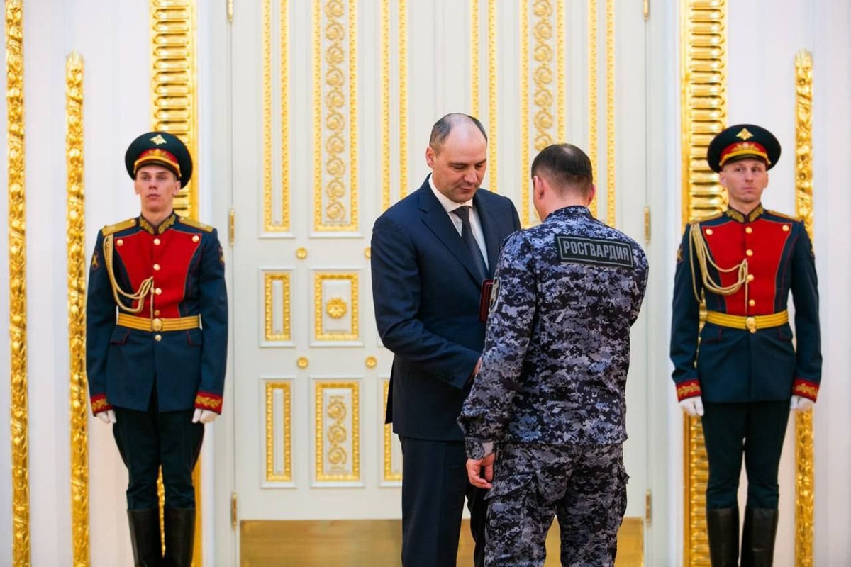  📷    Денис Паслер передал награды и медали Минобороны РФ бойцам Росгвардии и военным Оренбуржья Андрей Севостьянов