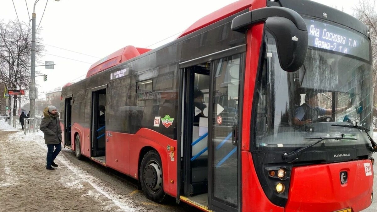    В казанских автобусах появились комплексы «Дозор-М», которые ловят нарушителей на автобусной полосе и непосредственно на остановках общественного транспорта. Об этом сообщила Ассоциация АТП РТ.