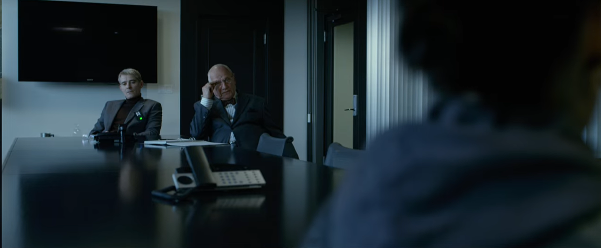 Встреча Драгана Арманского (главы Мильтон секьюрити) в исполнении Горана Вишнича, адвоката Дирка Фруде в исполнении Стивена Беркоффа и Лисбет Саландер в исполнении Руни Мары.