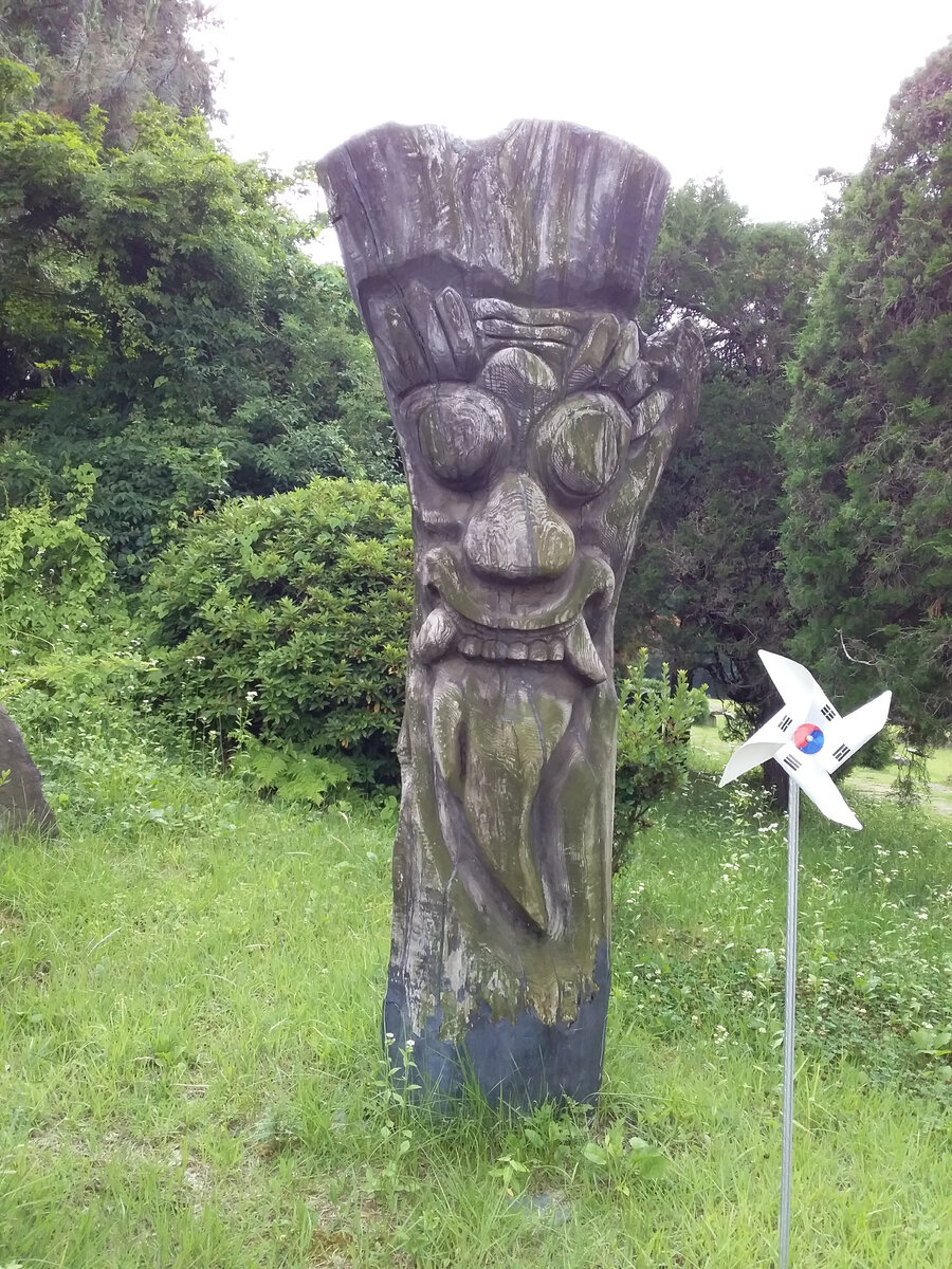 На территории университета в городе Чхонджу 