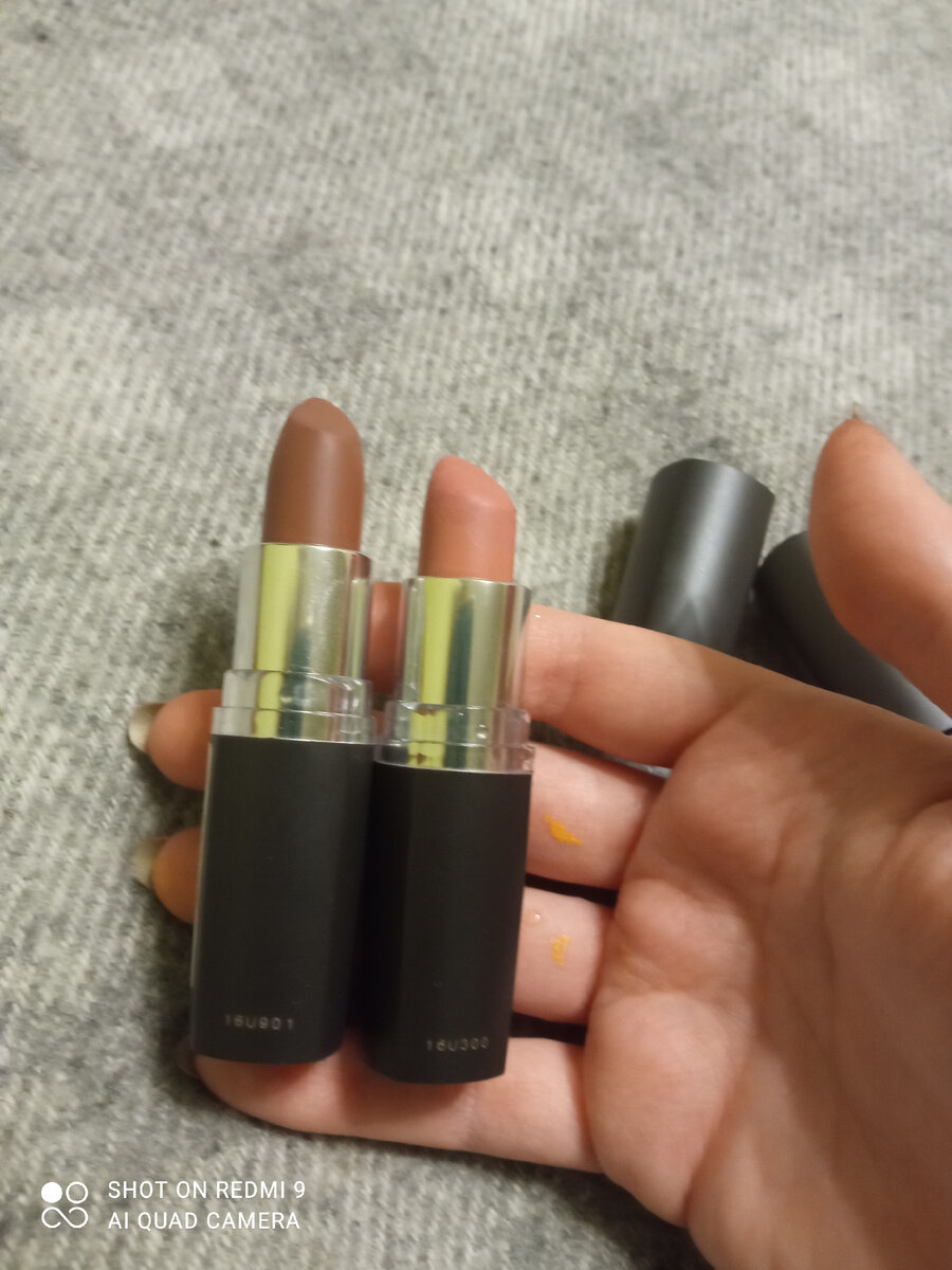 Мои Hydra Extreme Matte в 945 (слева) и 930 (справа) оттенках. 930 тон я могла носить ещё в качестве румян. 