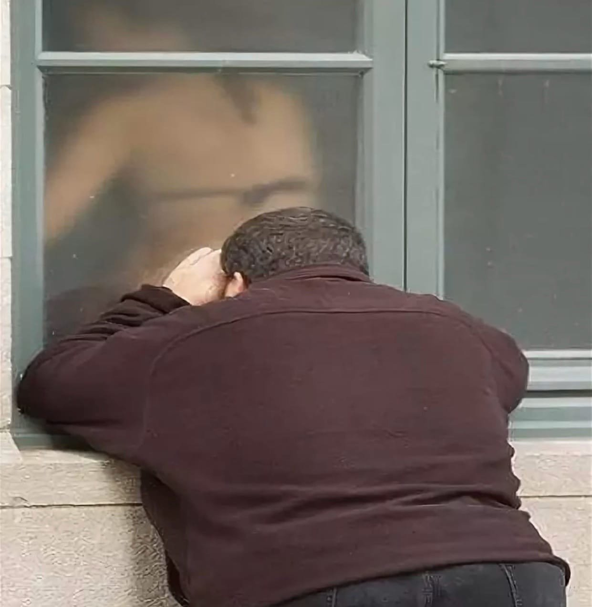 баба смотрит за голым мужиком в окне фото 58