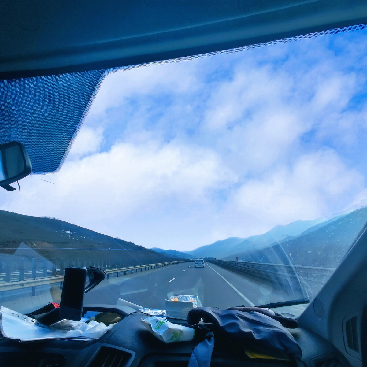 На фото дорога в горы Дагестана, я считаю что это самое красивое место где я побывал. Здесь можно просто постоять подумать о жизни, о своём бытие в этом мире. Любоваться данным видом одно блаженство😌🖤