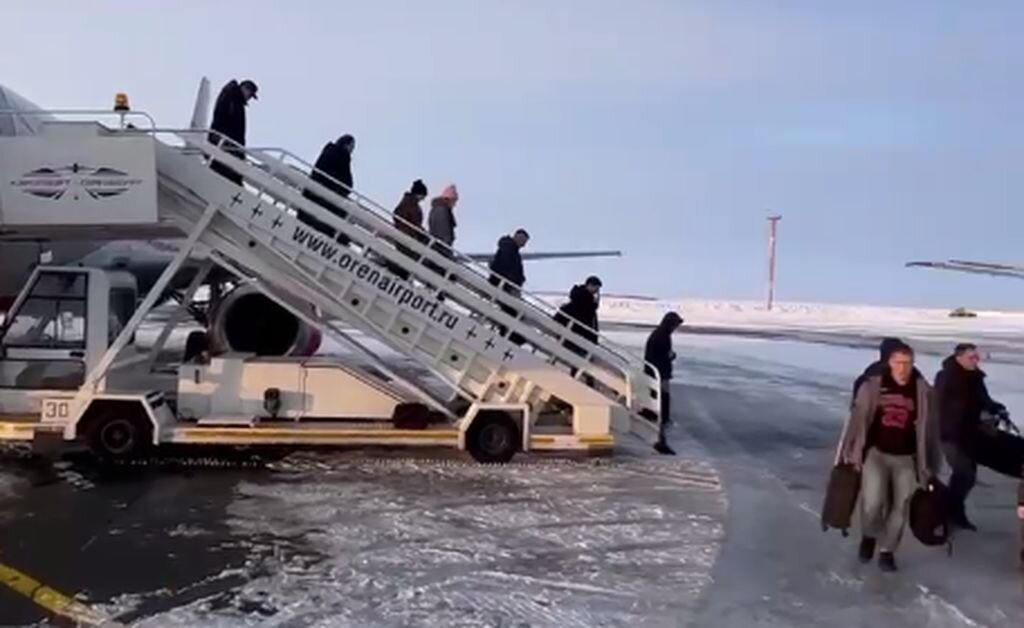 Самолет оренбург москва сигнал тревоги. Аэропорт. Самолёт "полёт". Самолет на аэродроме. Зависший самолет.