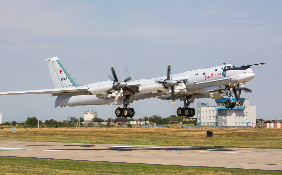 Ту-95МСМ во время своего первого демонстрационного полёта