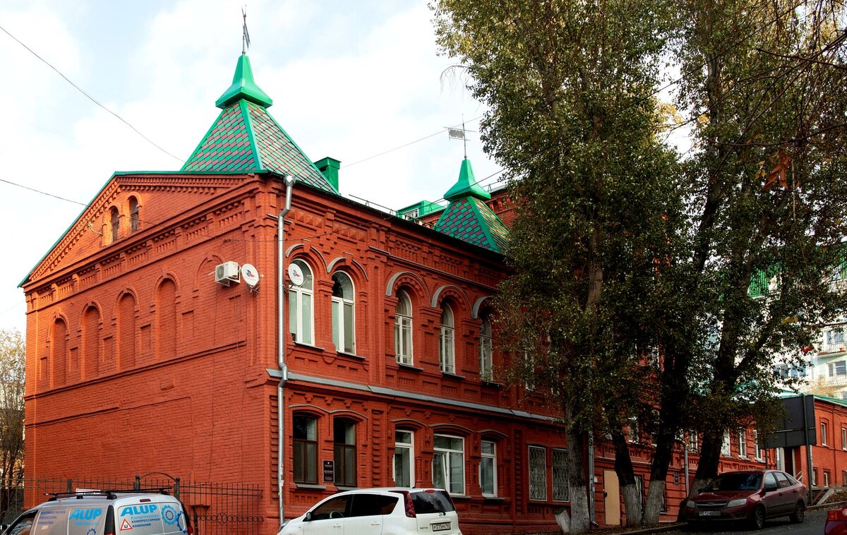 Междуэтажный карниз из профилированного кирпича украшен редко расположенными фигурными зубчиками