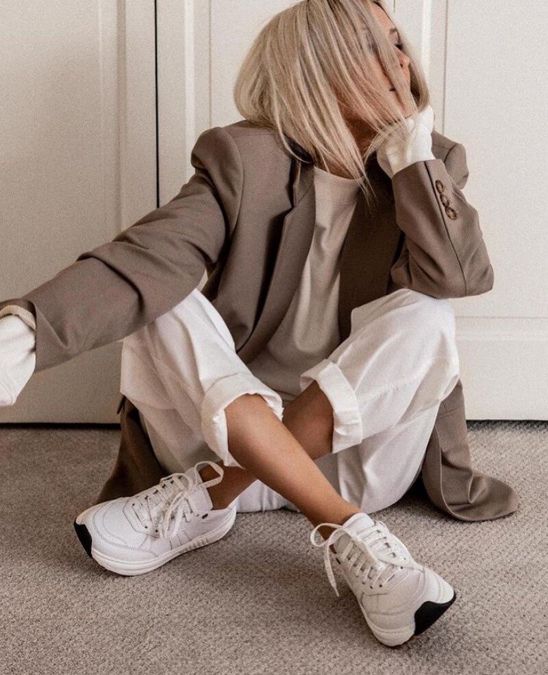 Какими бы интересными не были модные тенденции и новые тренды, без хорошей базы, а именно качественных базовых вещей, у вас не получится выглядеть стильно.