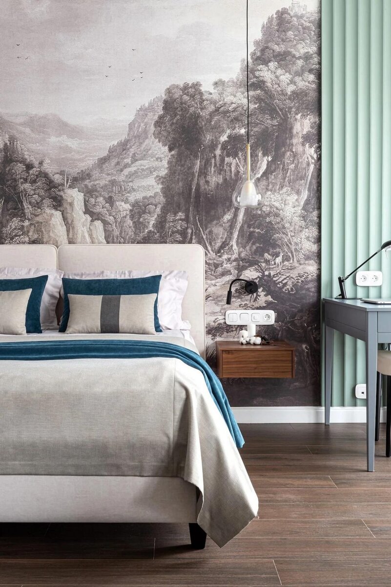 Мрамор, латунь и дерево. Просторный интерьер с изысканными деталями