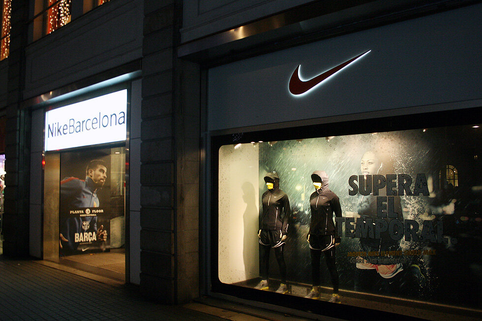 Найк тюмень. Nike Store. Nike Magazin Turkiya. Витрина магазина. Красивые витрины спортивных магазинов.