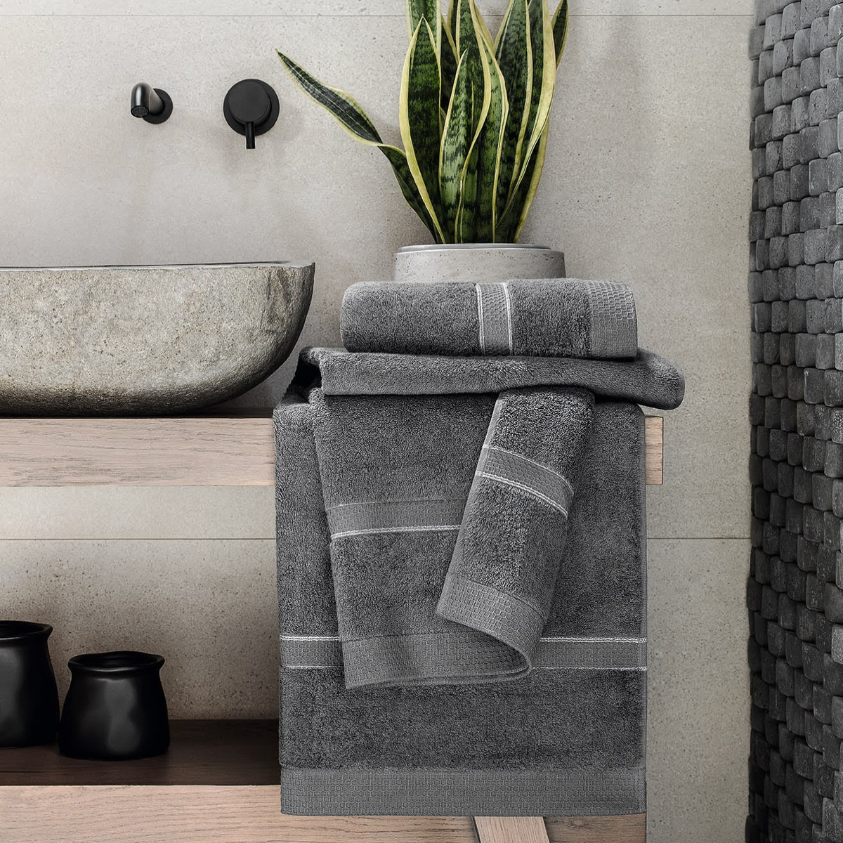 Комплект «Миэль» включает большое полотенце для тела и стандартное — для рук и лица. Текстиль из чесаного хлопка, используемого для создания самых качественных махровых изделий, обладает легким массажным эффектом, и им приятно пользоваться каждый день