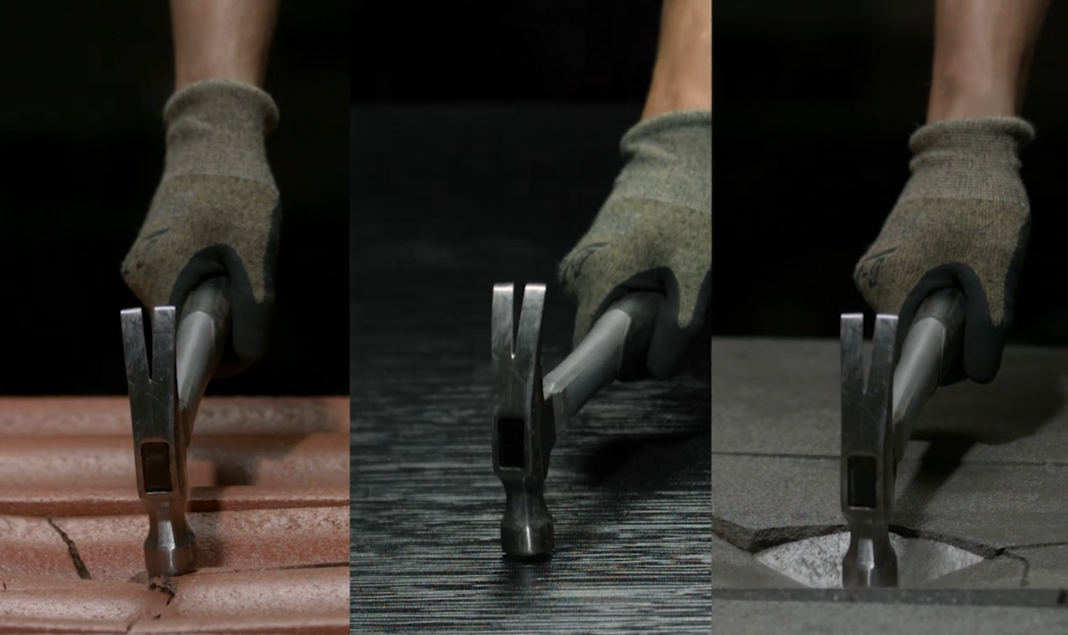 Скриншот рекламного видео Tesla, демонстрирующий прочность солнечной черепицы