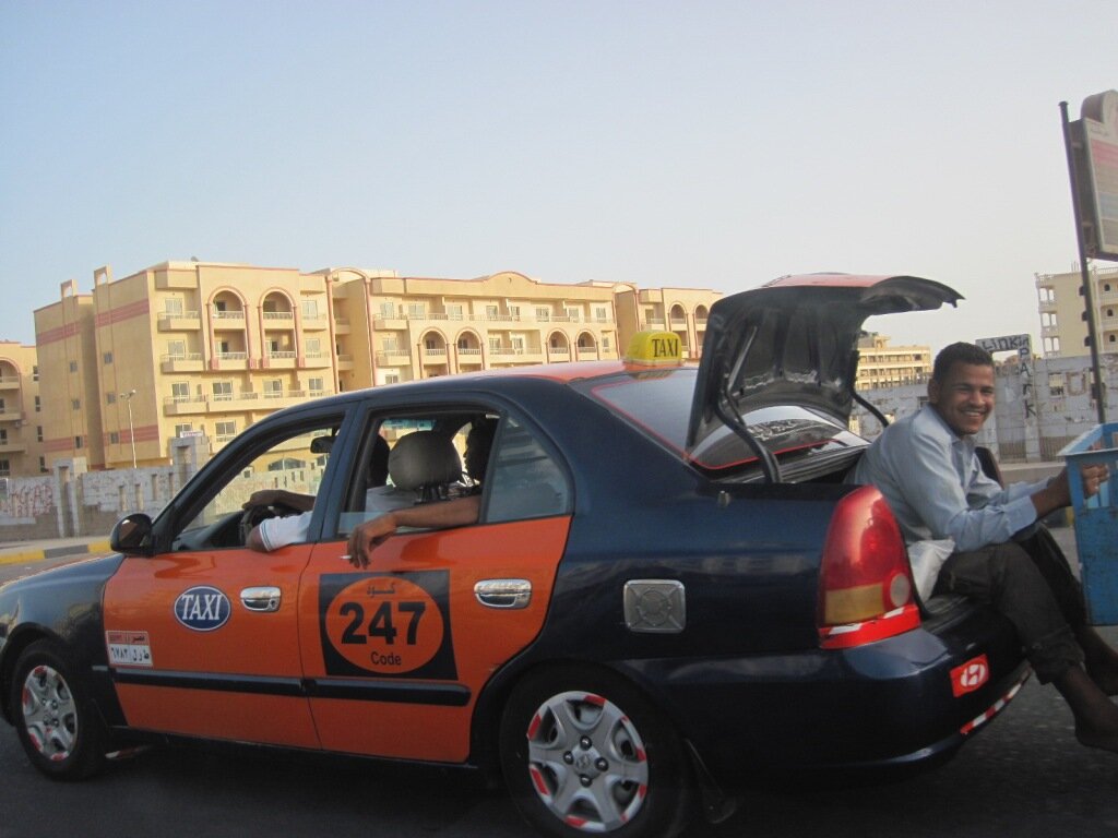 Такси в хургаде. Такси Хургада. Такси Египет Хургада. Ланос в Хургаде. Фото такси в Хургаде.