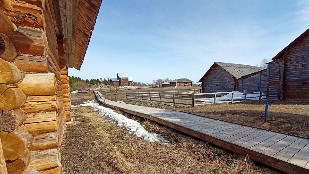 Деревянная мостовая между домами в этно музее “Хохловка”