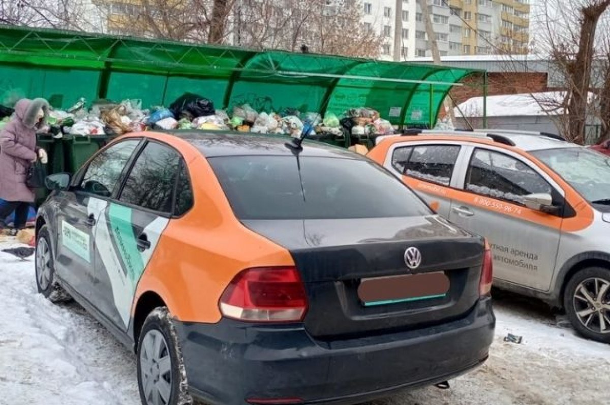    Автохамы блокируют контейнерные площадки для вывоза мусора
