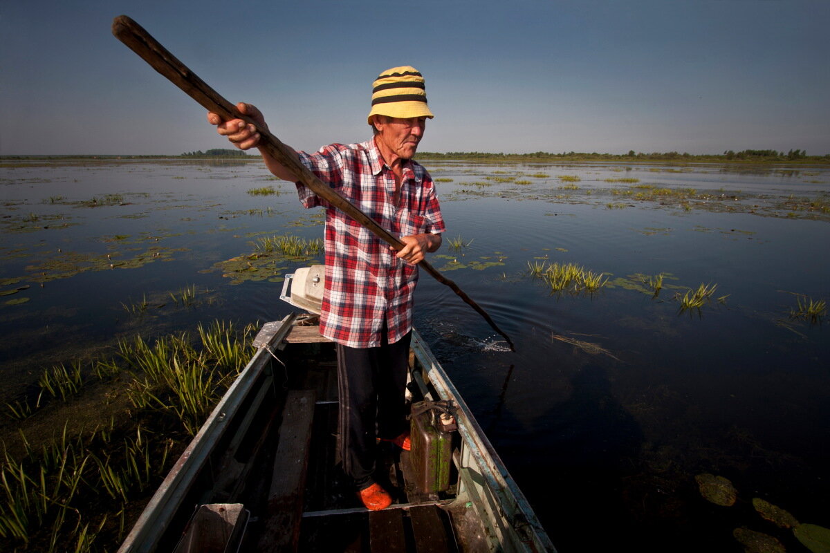 Живем в сибири дзен. Fishing Chair man. Рыбаке сидит на кресле красивое фото.