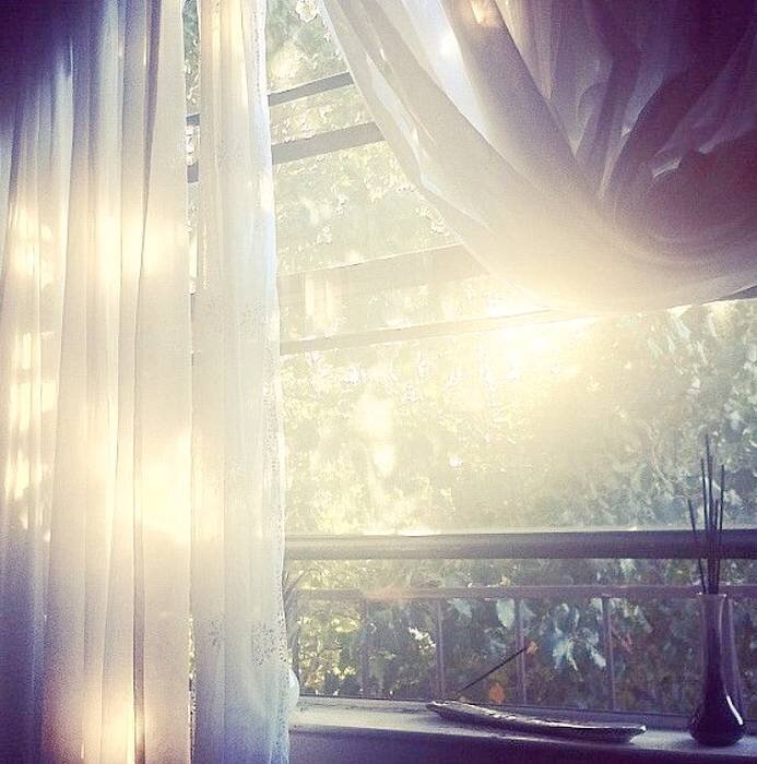 Яркое зимнее солнце заглянуло. Луч солнца в окне. Солнце в окне. Занавески на окна. Солнце сквозь шторы.