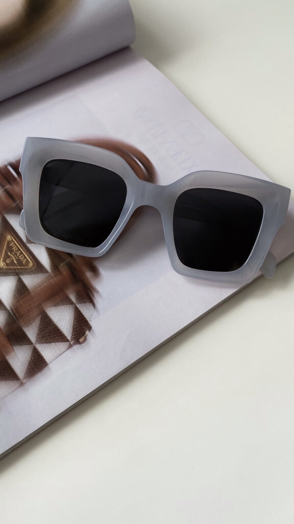 солнцезащитные очки в цветной оправе (фото с сайта оптика WDL wdl.by)