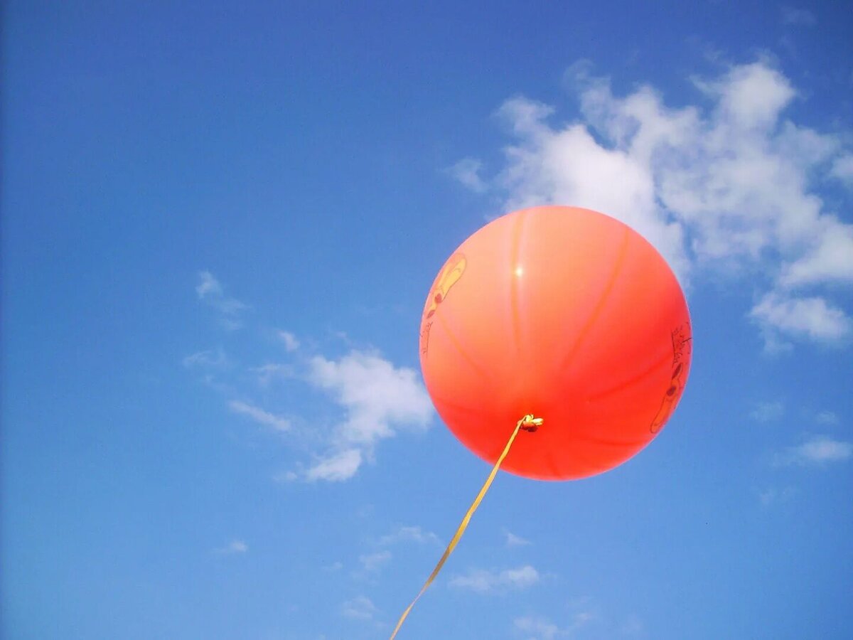 Сколько литров в воздушном шарике. Воздушные шары. Воздушный шарик. Шарик улетел. Воздушные шары в небе.