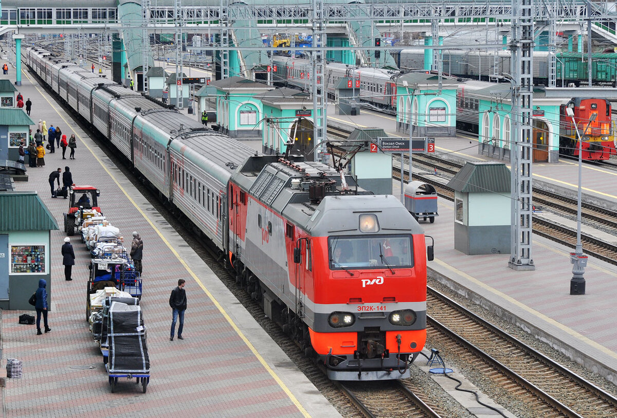 Поезд ЭП2К на станции