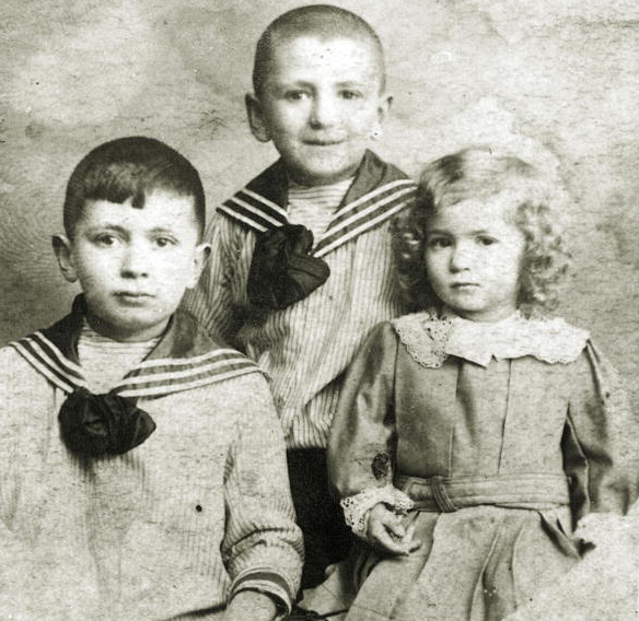 Виктор в детстве, с братом и сестрой. Фото из открытого доступа