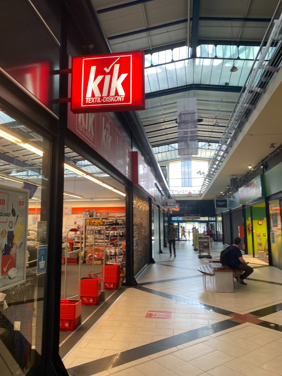 здесь можно купить одежду, вкусняшки, украшения для дома, посуду