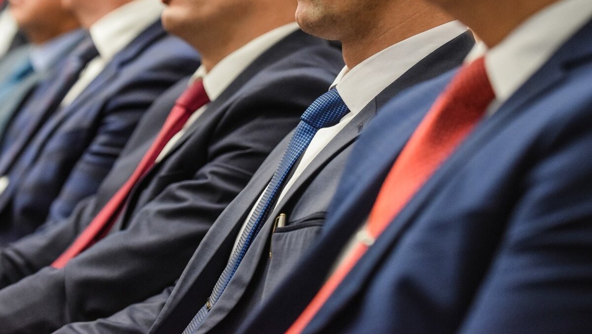     Мэр Киева Виталий Кличко уволил главу департамента охраны культурного наследия КГГА Александра Никоряка, которого заметили выходящим из ресторана поздно ночью. В столице Украины действует комендантский час с 00:00 до 05:00.