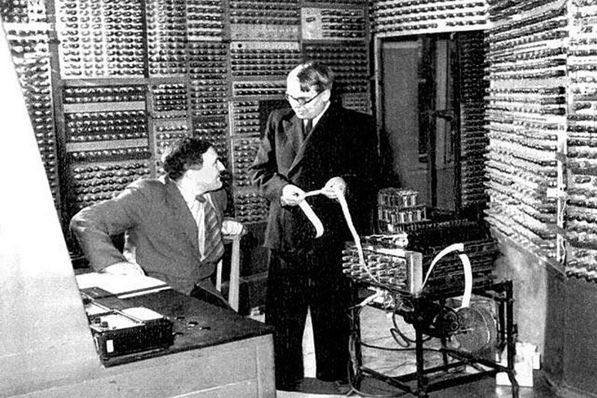Электронный компьютер электронная машина. Лебедев МЭСМ. МЭСМ 1951 Лебедев. МЭСМ малая электронная счетная машина. ЭВМ МЭСМ Лебедева.