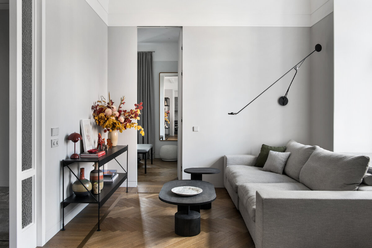 Гостиная. Диван Flexform, столики Fermliving, консоль Menu. 