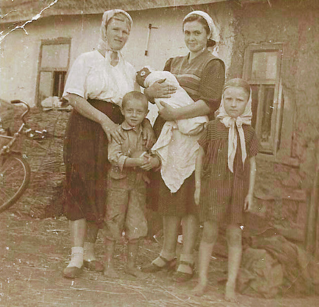 на фото та самая землянка в 1956 году