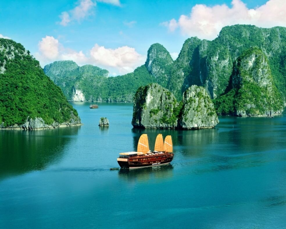 Парусный корабль на фоне красоты природы Вьетнама.