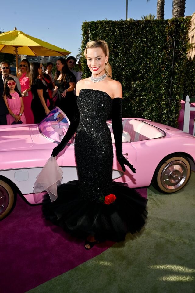 Марго Робби на премьере фильма "Барби" в Лос-Анджелесе продолжила свои модные косплеи различных культовых Барби разных лет.-4