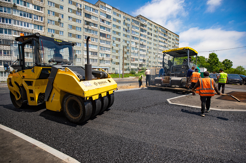 Первый слой асфальта уложили на улице Толстого во Владивостоке