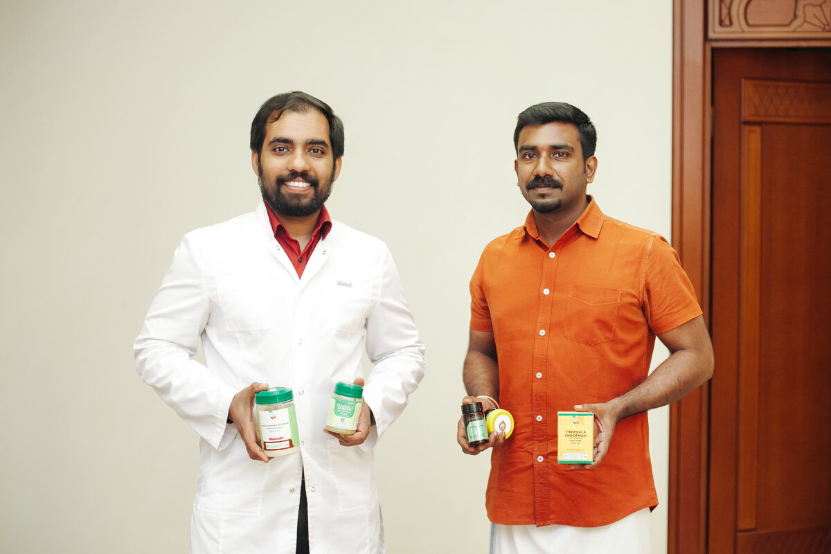 Доктор Аюрведы Рамеш Кришналаям и терапевт Шарат в клинике Агастишваран
